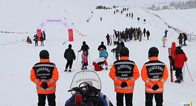 Jandarma Arama Kurtarma Timleri Kayak ve Kış Sporları Etkinliklerinde Güvenliği Sağladı