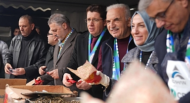 Ümraniye'de, festivalde 3 ton hamsi ikram edildi.