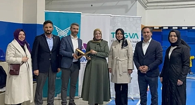 AK Parti Küçükçekmece Kadın Kolları Başkanı Saliha Karadayı Deniz, Vakıf Sofrası İftarında Gençlerle Buluştu