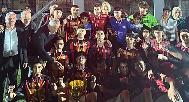 Ataşehir Arenaspor Şampiyonluk Kupasını Kaldırdı