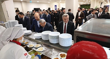 Bakan Bak, İbn Haldun Üniversitesi öğrencileriyle iftar yaptı