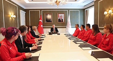  Bakan Bak,Türkiye Milli Atıcılık Takımını kabul etti.