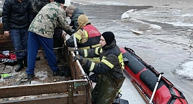 Görüntüler Rusya'dan... Buzlar eridi, yerleşim yerleri sular altında kaldı