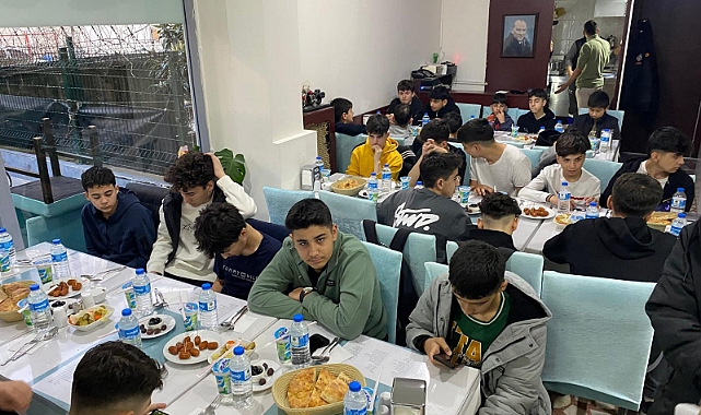 İstanbul Balkan Spor yönetiminden, takım iftar verdi.
