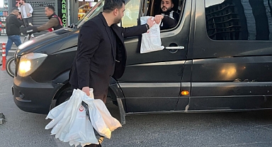 Küçükçekmece Alperen Ocakları'ndan Örnek Davranış: Yolda Kalan Vatandaşlara İftarlık İkramı