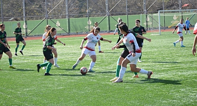 Küçükçekmece İdmanyurdu futbolcu kızları tecrübe kazanıyor