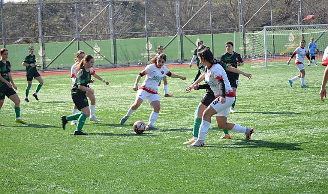 Küçükçekmece İdmanyurdu futbolcu kızları tecrübe kazanıyor
