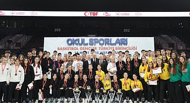 Spor Bakanı Dr. Osman Aşkın Bak,Sahaya indi.