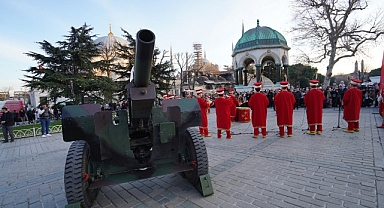 Sultanahmet'te Geleneksel Ramazan Topu Atışıyla İlk Oruçlar Açıldı