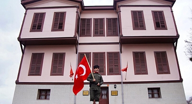 Türk Bayrağı’nı Çanakkale Valiliği’ne teslim etti.
