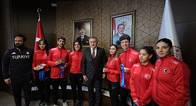 Aşkın Bak, Özel Sporcular Para Atletizm Milli Takımıyla bir araya geldi.