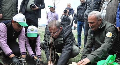 Kars’ta meyve ağaçları toprakla buluştu