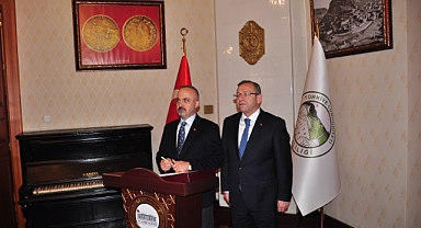 Kars'ta sokak hayvanları masaya yatırıldı