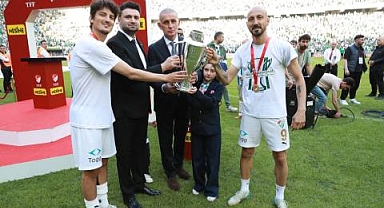 Nesine 2. Lig'e Yükselen Bursaspor, Kupasını Aldı