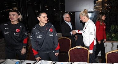 Sivas Valisi Şimşek'ten Kadın A Millî Takımımıza Yemek