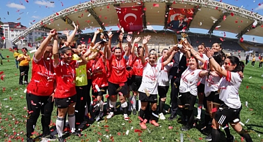 Avcılar Belediyesi, Anneler Günü düzenlenen futbol maçı ile kutlandı