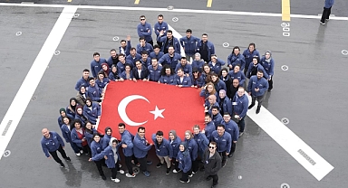 Gençler, TCG Anadolu ile yolculuk yapmanın gururunu yaşıyor