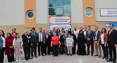 iki Bakan , Kani Karaca Görme Engelliler İmam Hatip Anadolu Lisesi'ni ziyaret etti