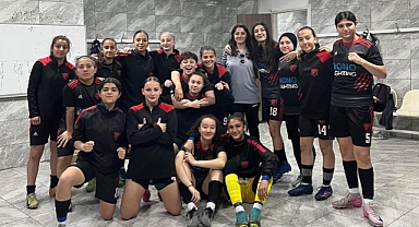 K. Çekmece İdman Yurdu Kadın Futbol Takımı Çeyrek Finalde