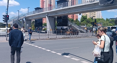 Küçükçekmece Atakent Mahallesi'nde Üst Geçit Var Ama Kullanan Yok: Trafik Çilesi Bitmiyor