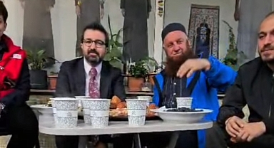 Küçükçekmece Rizeliler Dernek Başkanı Ahmet Sivri kurban bağışını Türk Kızılay'a verdi.