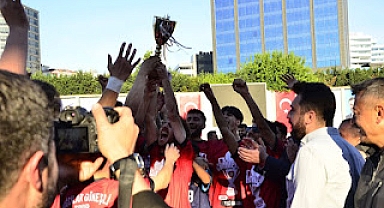 şampiyon Bağcılar Güneşlispor kupasına kavuştu