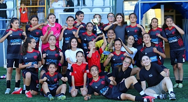 Küçükçekmece İdman Yurdu U15 Kız Futbol Takımı İstanbul Şampiyonu!