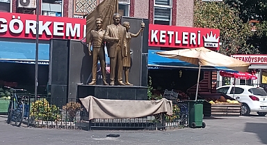 Atatürk Anıtına Saygısızlık Tepki Çekiyor: Küçükçekmece’de Vicdanlar Rahatsız