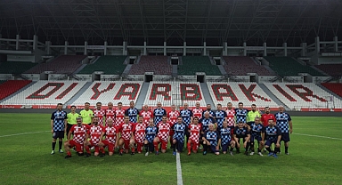 Bakan Osman Aşkın Bak, Diyarbakır Stadyumu’nda Gösteri Maçına Katıldı