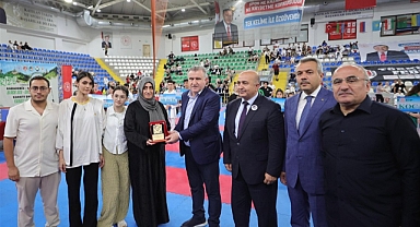 Bakanı Osman Aşkın Bak ,Gençlik Merkezi ve Yarı Olimpik Yüzme Havuzu açılışını gerçekleştirdi