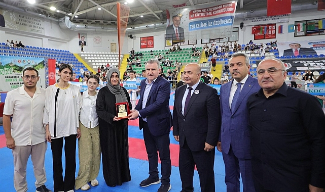 Bakanı Osman Aşkın Bak ,Gençlik Merkezi ve Yarı Olimpik Yüzme Havuzu açılışını gerçekleştirdi