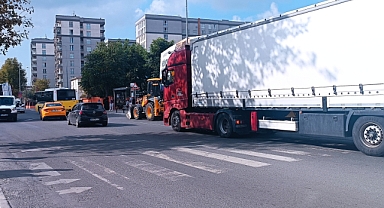 Halkalı Caddesi’nde Tır Trafiği Hayatı Felç Etti