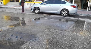 Küçükçekmece’de Patlayan Su Borusu 3 Gündür Onarılmadı: Vatandaşlar Tepkili