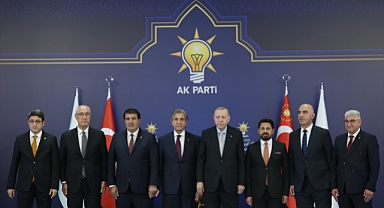 Belediye Başkanları AK Parti’ye Katıldı: Rozetleri Cumhurbaşkanı Erdoğan Taktı