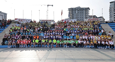 Cumhuriyet'in 102. Yılında Küçükçekmece'de Coşkulu Koşu: 315 Öğrenci Cumhuriyet İçin Yarıştı