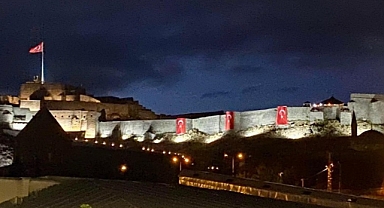 Kars Kalesi Geceleri Adeta Bir Masal Diyarı