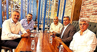 AK Parti Küçükçekmece'de Sürpriz Buluşma: Eski Başkanlar Aynı Karede