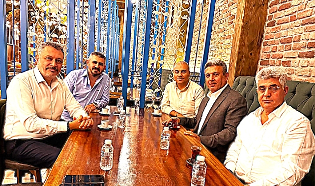 AK Parti Küçükçekmece'de Sürpriz Buluşma: Eski Başkanlar Aynı Karede