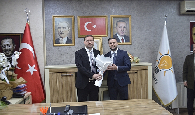 AK Parti Küçükçekmece’de Devir Teslim Töreni: Görev Emin Kaan Kaya’ya Emanet