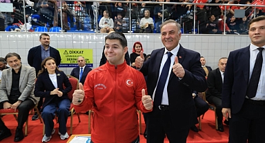 İBB’den Dünya Engelliler Günü’nde Anlamlı Yüzme Etkinliği