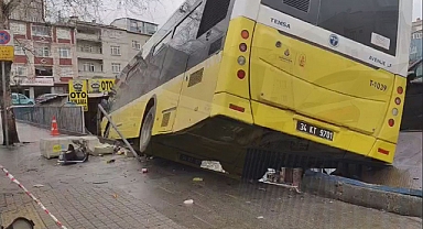 İETT Otobüsü İşletmeye Çarptı, Araçlarda Hasar Oluştu