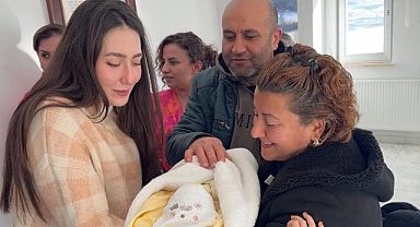 Türkiye’de 100’üncü Bebek Geçici Koruyucu Ailesiyle Buluştu