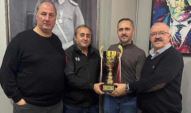 Çantaköyspor Şampiyonluk Kupasını Coşkuyla Kaldırdı