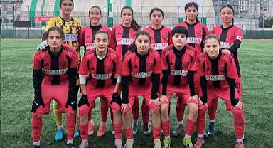 Küçükçekmece İdmanyurdu U17 Kız Takımı Namağlup Lider!