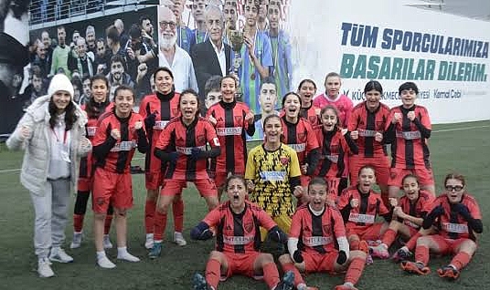 Küçükçekmece İdmanyurdu U17 Kız Takımı Namağlup Lider!