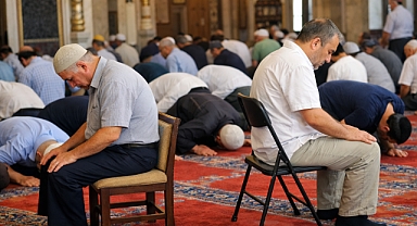 Camilerde Sandalyeli Namaz Tartışması Gündemde