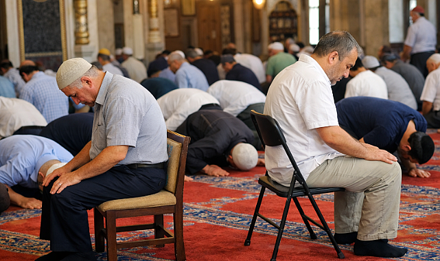 Camilerde Sandalyeli Namaz Tartışması Gündemde