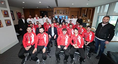 İşitme Engelliler Millî Takımı'ndan TFF Başkanı Hacıosmanoğlu'na Ziyaret
