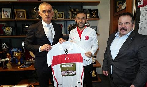  İşitme Engelliler Millî Takımı'ndan TFF Başkanı Hacıosmanoğlu'na Ziyaret