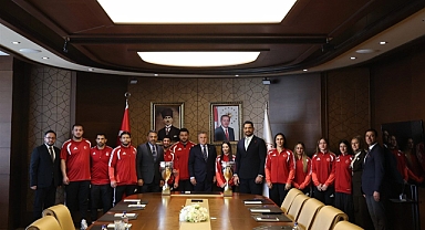 Bakan Bak’tan Milli Güreşçilere Tebrik